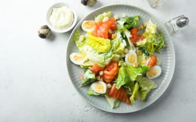 Wachteleier-Salat mit Räucherlachs und Avocado