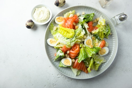 Wachteleier-Salat mit Räucherlachs und Avocado